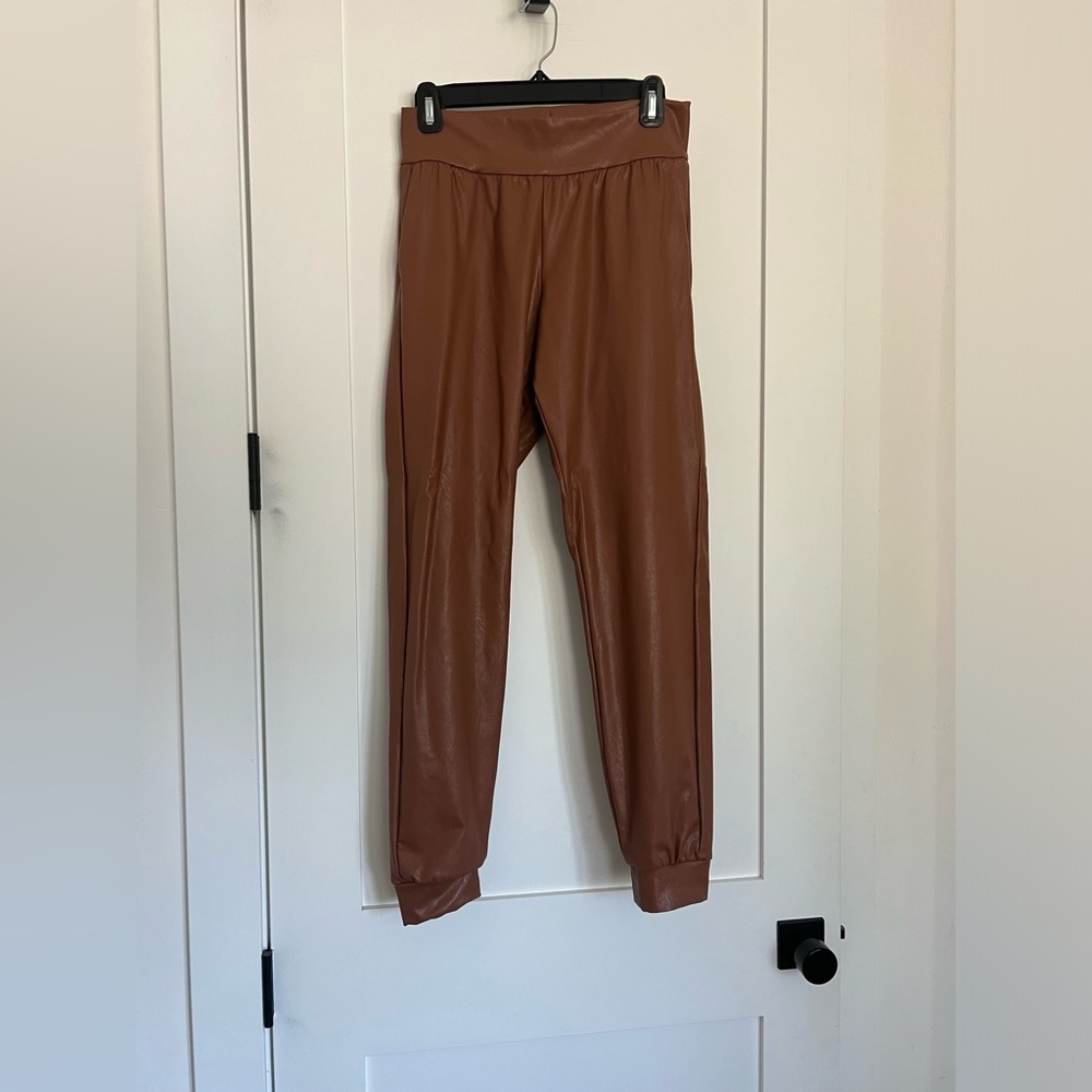 Commando Faux Leather Jogger in Cocoa